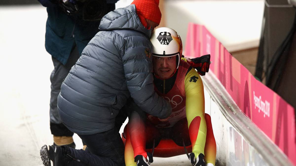 Er muss den letzten Lauf nur noch nach unten bringen, doch ausgerechnet da wird ihm die teuflische Kurve 9 zum Verhängnis. Ein einziger Fehler, aber Gold ist futsch. Am Ende reicht es nur zu Rang fünf - und Loch weint bittere Tränen. Auch sein Start in der Teamstaffel fällt damit weg. Lochs anschließender Teamgeist ist aber bewundernswert