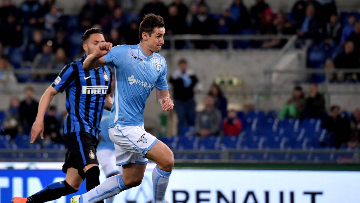 WM-Rekordtorschütze Miroslav Klose (r.) ist der zweite noch aktive Fußballer, der auf dem Rasen stehen wird