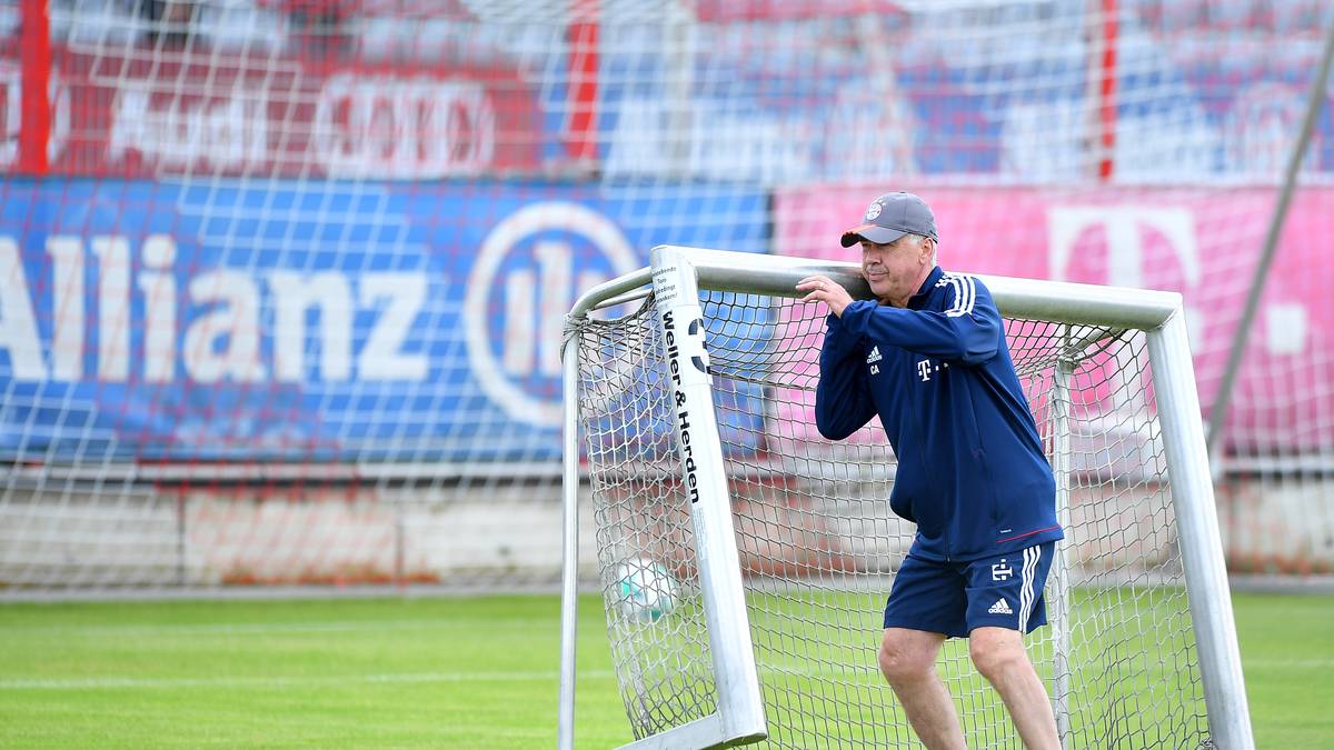 Der Cheftrainer packt selbst mit an: Carlo Ancelotti trägt ein Kleinfeld-Tor über den Platz