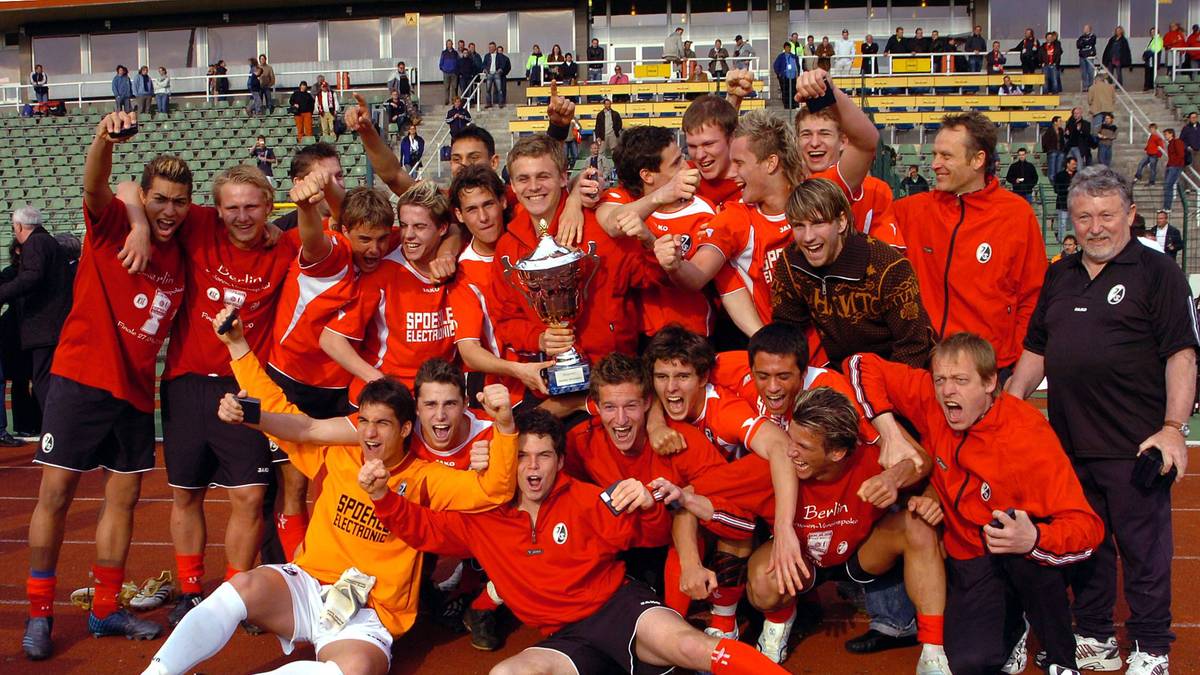 Im April 2006 feiert Waslikowski (2.v.l.) seinen größten Erfolg mit dem Sport-Club