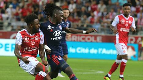 Bertrand Traore (r.) kassierte mit Olympique Lyon eine überraschende Niederlage