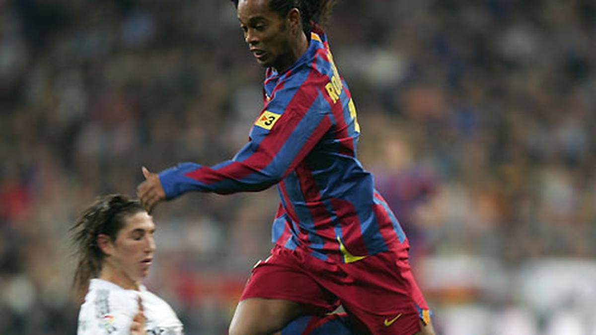 Einen Wahnsinnstag erwischt der ehemalige Barca-Star Ronaldinho im November 2005 im Bernabeu: Nicht einmal, sondern gleich zweimal dribbelt er sich über das halbe Spielfeld und an allen Gegenspielern vorbei zum Tor ...