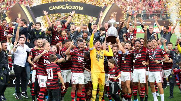 LIMA, PERU - NOVEMBER 23: Diego Alves, Everton Ribeiro and Diego of Flamengo lift the trophy after winning the final match of Copa CONMEBOL Libertadores 2019 between Flamengo and River Plate at Estadio Monumental on November 23, 2019 in Lima, Peru. (Photo by Raul Sifuentes/Getty Images)