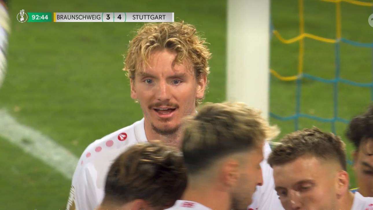 Nick Woltemade staunt über den Assist von Tiago Tomas