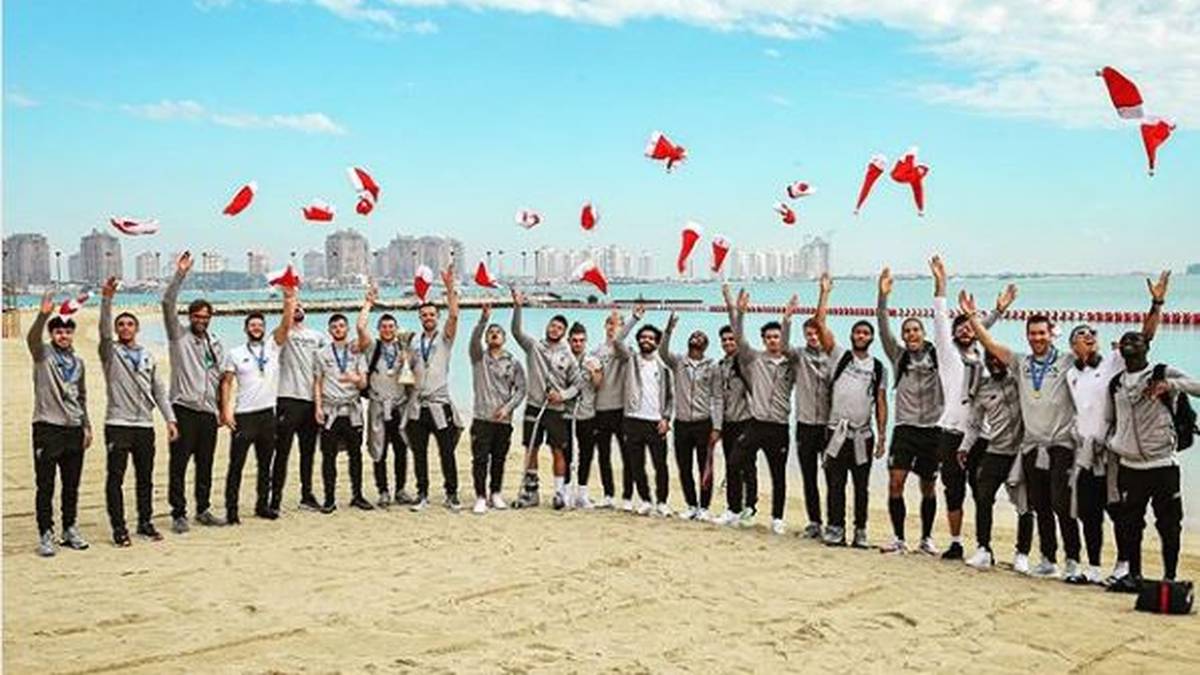 Der FC Liverpool schickt Weihnachtsgrüße aus Katar - dort gewann das Team um Trainer Jürgen Klopp die Klub-WM. Eine zügige Heimreise steht aber an, schließlich steht am 26.12 bereits das nächste Match in der Premier League an