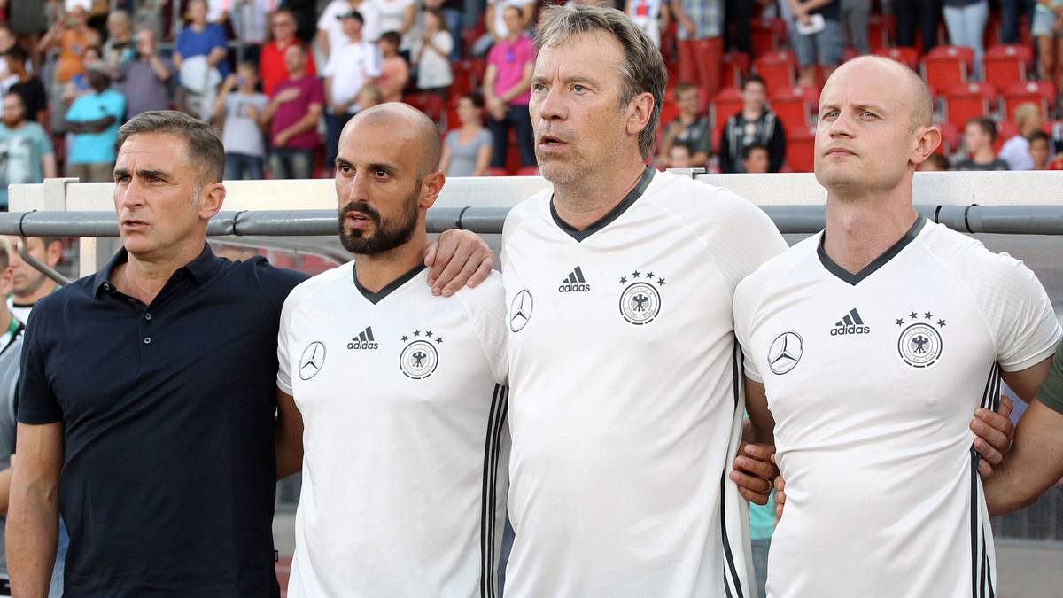 TRAINERTEAM: STEFAN KUNTZ (l., Cheftrainer), ANTONIO DI SALVO (2.v.l., Co-Trainer), DANIEL NIEDZKOWSKI (nicht im Bild, Co-Trainer), KLAUS THOMFORDE (2.v.r., Torwarttrainer), KRUNOSLAV BANOVCIC (r., Fitnesstrainer), AXEL BUSENKELL (nicht im Bild, Fitnesstrainer)