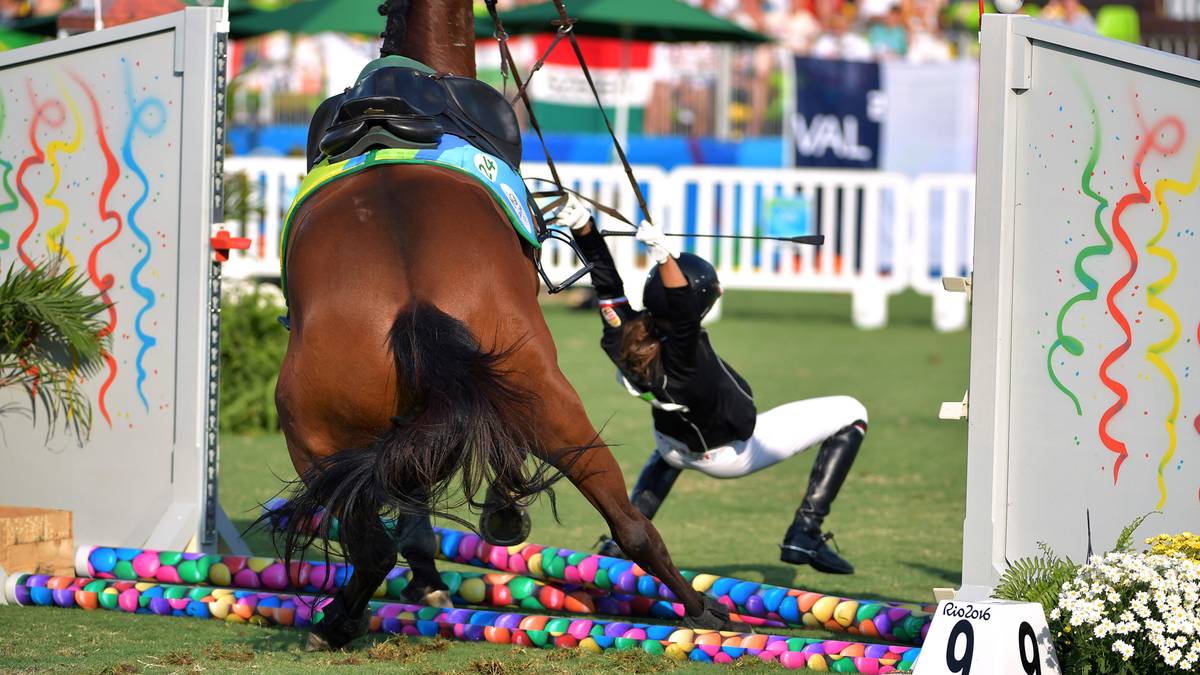Nach dem Crash versucht sich Foldhazi mit aller Macht am Pferd festzuhalten