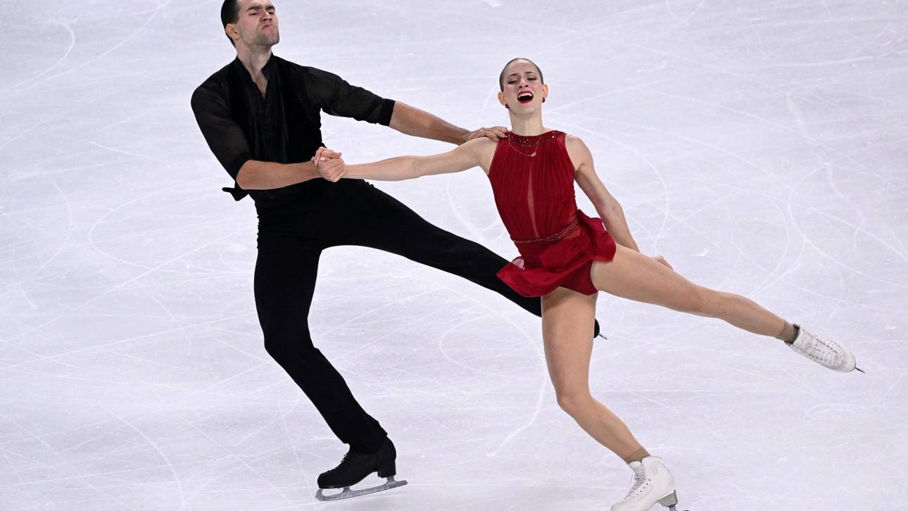 Eiskunstlauf-Duo auf Podest in China