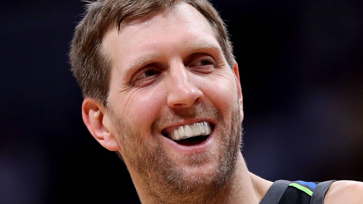 FRANCHISE-REKORDE: Nachdem er die Dallas Mavericks über zwei Jahrzehnte lang geprägt hat, ist er auch mit zahlreichen Franchise-Rekorden verewigt. Die Statistik-Seite "Basketball-Reference" führt 22 Kategorien auf, in denen Nowitzki den Mavs-Rekord hält. Dazu zählen neben Punkten, Rebounds, Block auch verwandelte Würfe und meiste Fouls