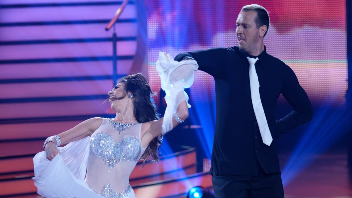 und der ehemalige Handballer PASCAL HENS (r.) mit Ekaterina Leonova. Hens und Leonova gingen am Ende sogar als Sieger der Show hervor