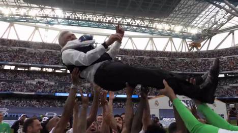 Carlo Ancelotti hat als erster Trainer in jeder der fünf großen europäischen Ligen die Meisterschaft gewonnen. Bei der Meisterfeier präsentierte er sich ungewohnt ausgelassen.