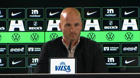 Dem VfL Wolfsburg wird beim Heimspiel gegen RB Leipzig ein klarer Handelfmeter verwehrt. Nach der Partie lässt Wolfsburg-Trainer Paul Simonis seinen Emotionen freien Lauf und findet deutliche Worte.