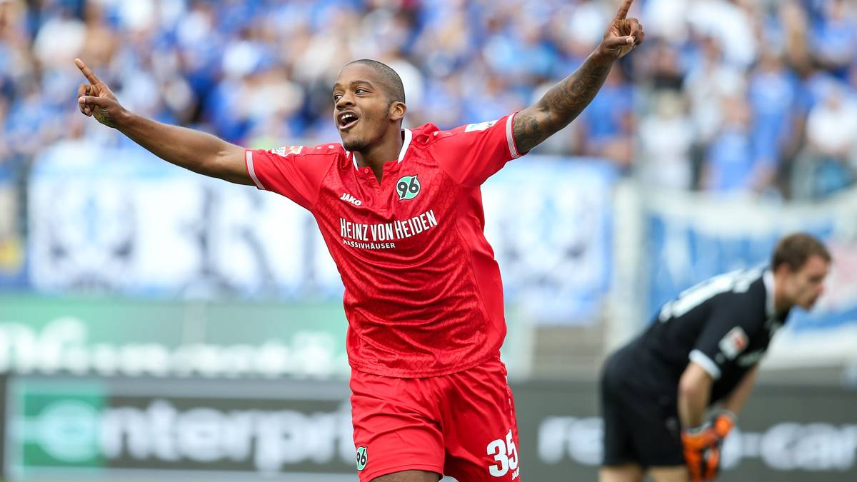 96-Coach Michael Frontzeck bringt Charlison Benschop zur zweiten Hälfte, und der Joker sticht bereits drei Minuten nach Wiederbeginn