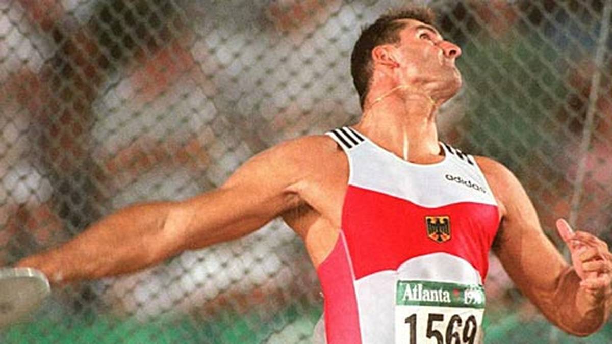 Die Karriere von Diskuswerfer Lars Riedel steht 1990 schon vor dem Ende, bevor sie doch noch richtig durchstartet. Nach der Wende wird sein Trainer beurlaubt, für Riedel heißt der Alltag Baustelle statt Training. Doch dann lernt der gebürtige Zwickauer den Mainzer Karlheinz Steinmetz kennen und steigt wieder voll ein. Der Lohn: Je einmal Olympia-Gold und Silber sowie fünf Weltmeistertitel