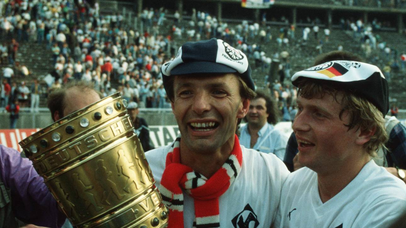 Karl-Heinz Körbel (mit Lajos Detari) bei seinem letzten Pokalsieg mit Frankfurt 1988