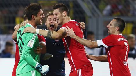 Niklas Süle jubelt nach Titel mit FC Bayern