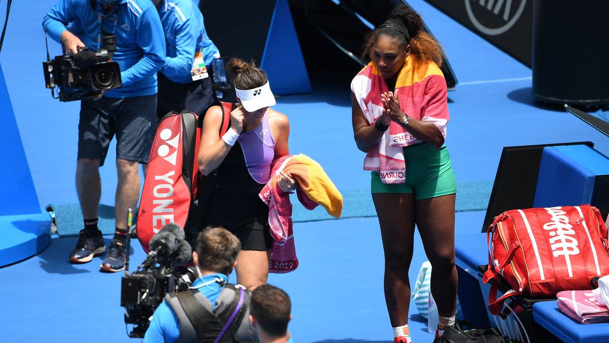Tatjana Maria (l.) verließ nach der Demontage durch Serena Williams unter Tränen den Court