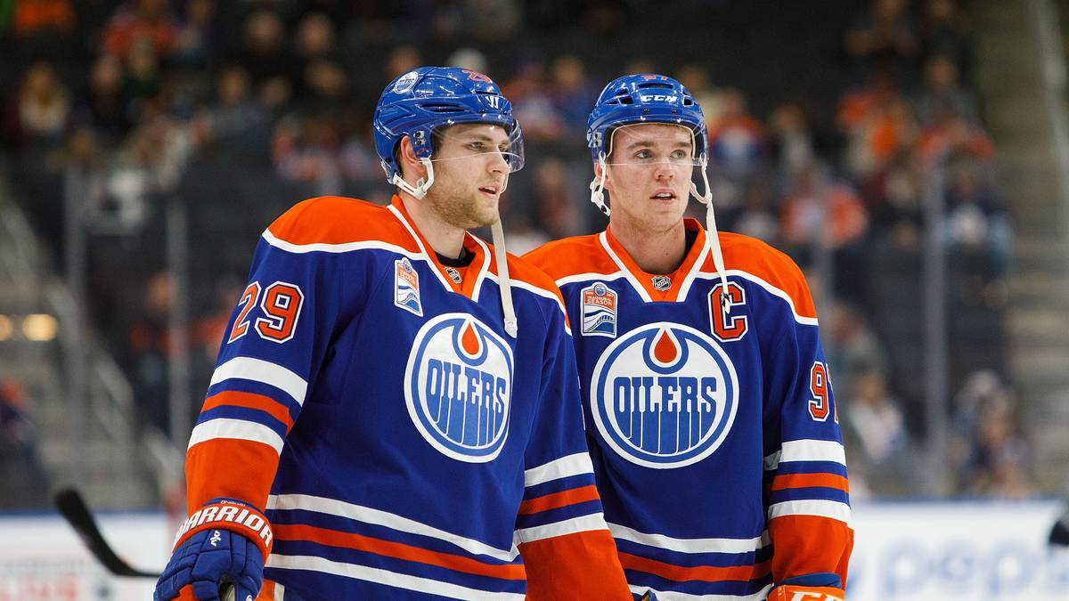 Zusammen mit seinem kongenialen Partner Leon Draisaitl führt McDavid die Oilers zurück auf die große Bühne. Der Deutsche spielt ebenfalls eine herausragende Saison. Mit 29 Toren und 48 Assists beendet der Deutsche die Regular Season als achtbester Scorer - in Runde eins wartet Vorjahresfinalist San Jose, nicht wenige Experten sehen die Oilers dieses Jahr als Geheimtipp auf den Titel