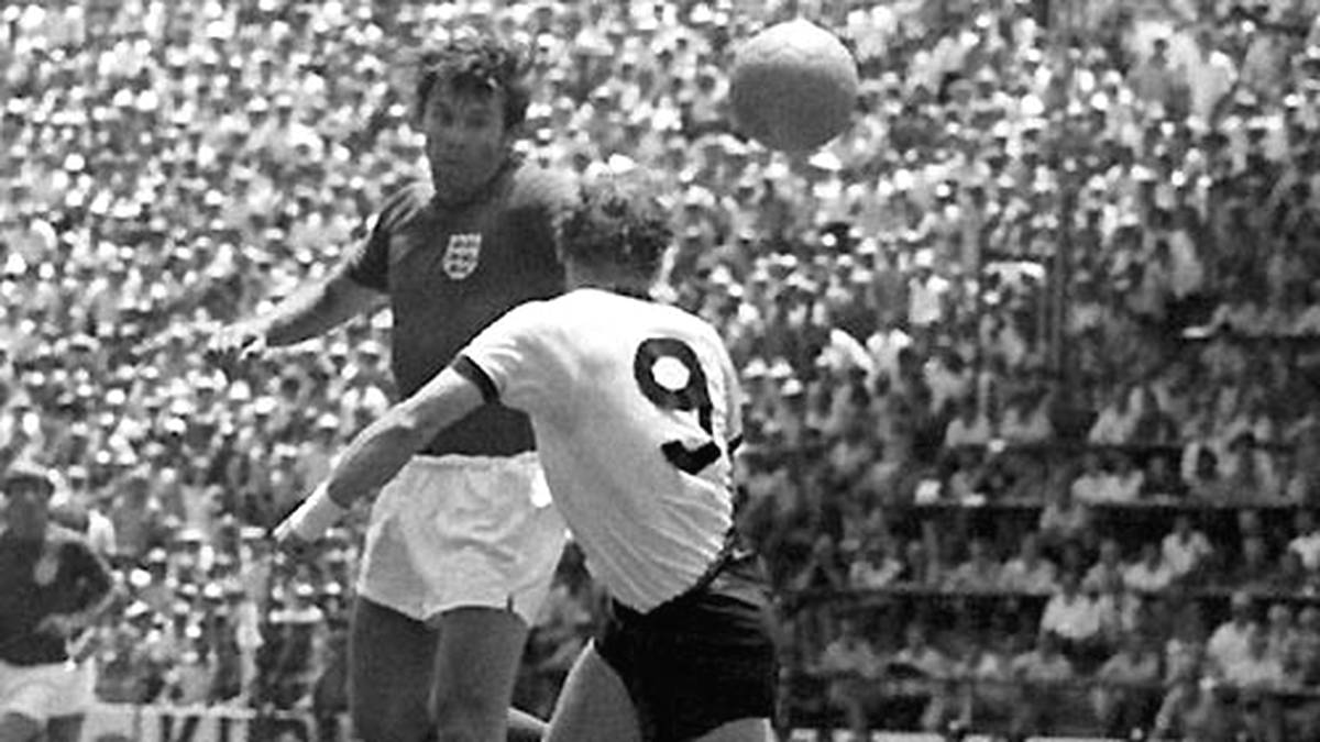 PLATZ 4 - Dramatik pur auch bei der WM 1970: Deutschland dreht einen 0:2-Rückstand dank Uwe Seelers (r.) Hinterkopf. Seelers legendäres Kopfballtor beschert der DFB-Elf die Verlängerung