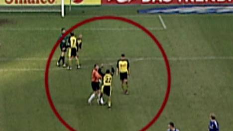 Beim Revierderby kann BVB-Keeper Jens Lehmann seine Emotionen und schreit Mitspieler Amoroso an. Nach einer kleinen Handgreiflichkeit muss Lehmann mit Gelb-Rot vom Platz. 