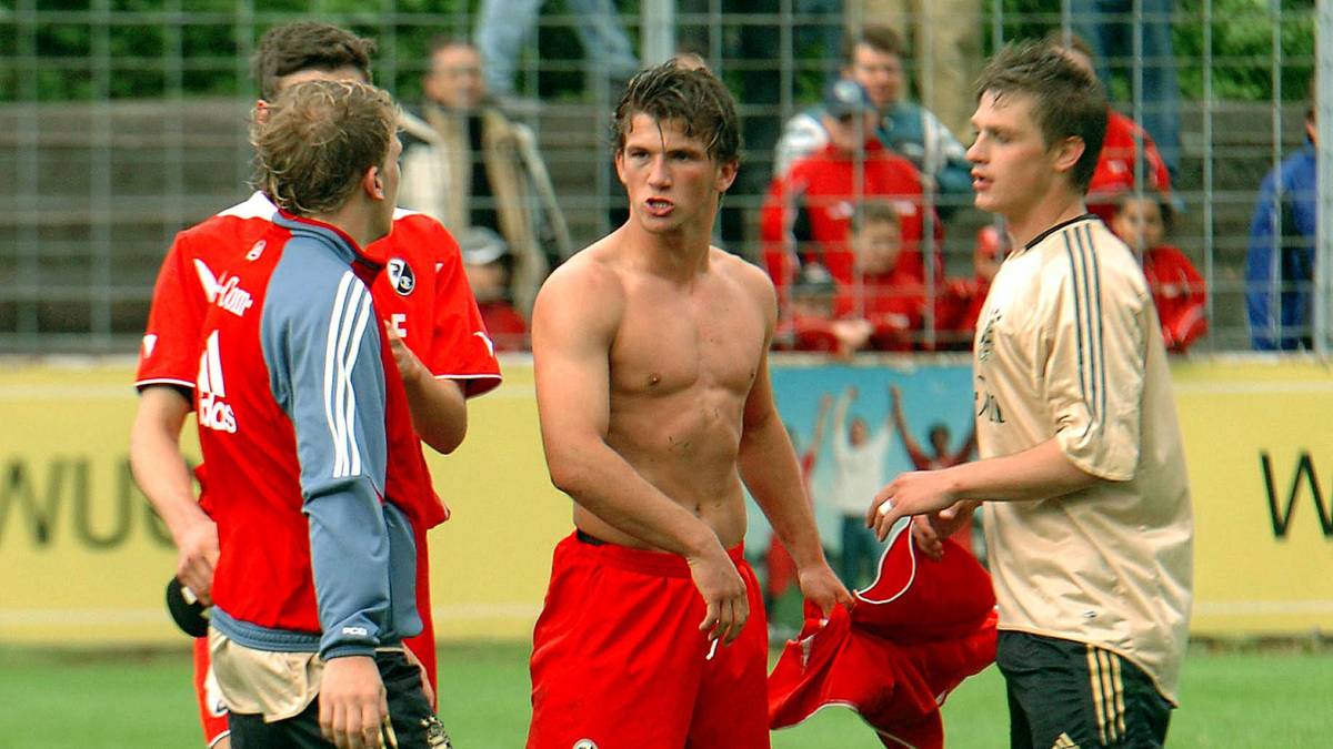 Nicht ganz so gut läuft es im Rennen um die Meisterschaft: Im Halbfinale gegen den FC Bayern München müssen sich die Freiburger trotz eines Treffers von Waslikowski (2.v.r.) nach Hin- und Rückspiel knapp mit 1:2 und 0:1 geschlagen geben
