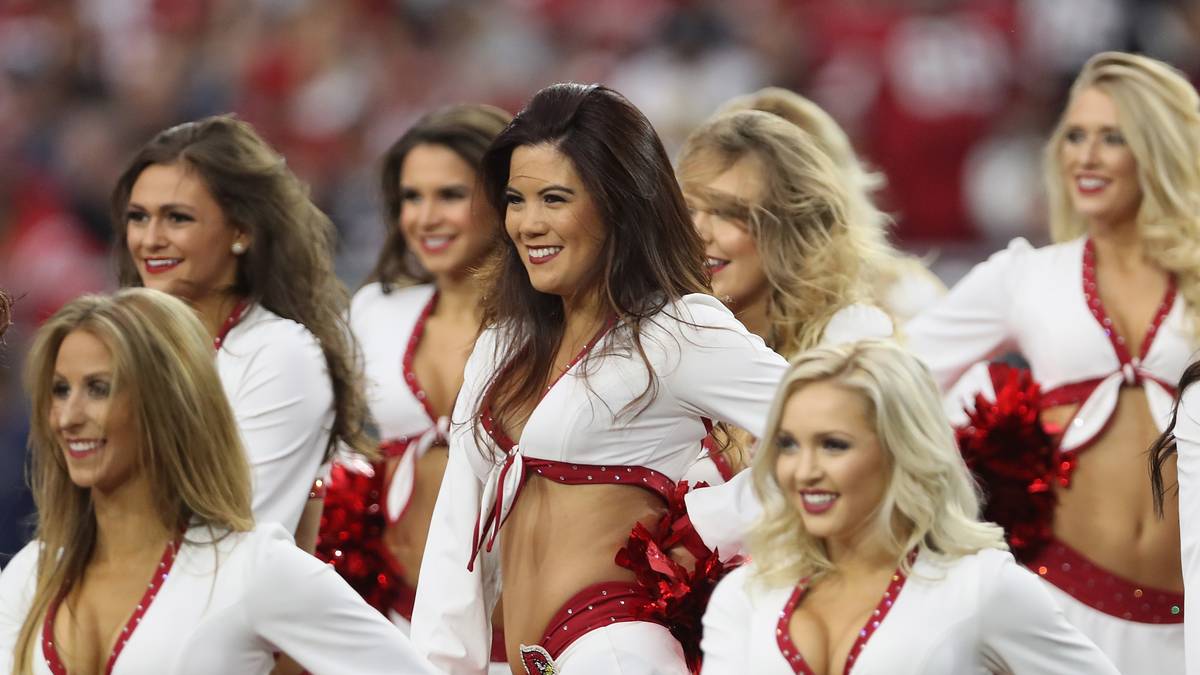 Das ist das normale Outfit der Cardinals-Cheerleader
