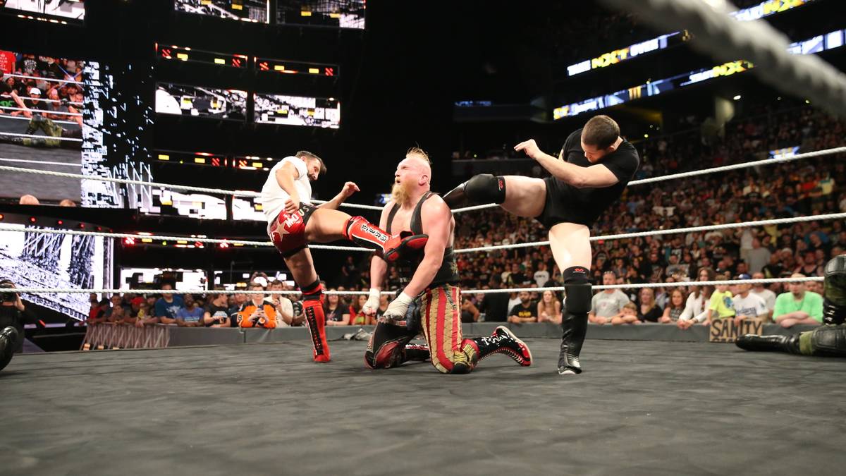 Kyle O'Reilly und Bobby Fish bei einer (geplanten) Attacke auf WWE-Wrestler Alexander Wolfe
