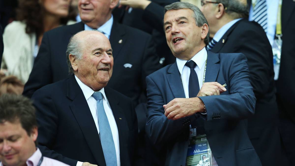 DFB-Präsident Wolfgang Niersbach (r.) bringt sich als Nachfolger von FIFA-Boss Joseph S. Blatter in Stellung