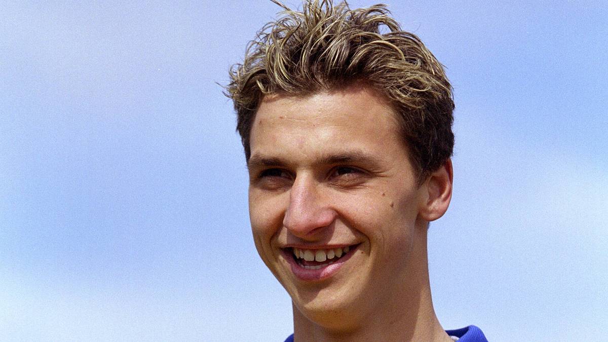 Als Ibrahimovic im Januar 2001 sein Nationalmannschaftsdebüt feiert, ist er gerade einmal 19 Jahre alt. Dass er einmal zu den besten Fußballern des Planeten gehören würde, ahnt damals noch niemand. Kein Wunder also, dass das Freundschaftsspiel zwischen Schweden und den Färöern nur knapp 2200 Zuschauer anzieht. Das unspektakuläre Spiel passt sich den Rahmenbedingungen an und endet 0:0