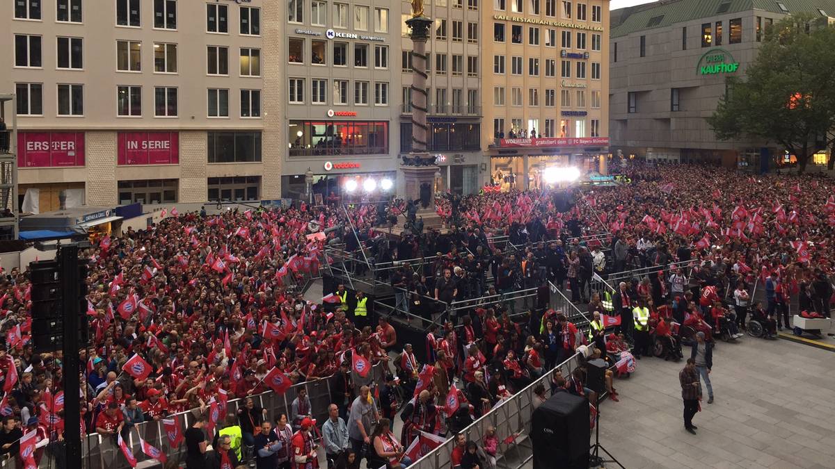 Der Marienplatz füllt sich schon kurz nach der Meisterfeier im Stadion, wo Philipp Lahm nach seinem letzten Pflichtspiel die Schale nach oben reckte. Mitten in der Stadt wird also einfach weitergefeiert