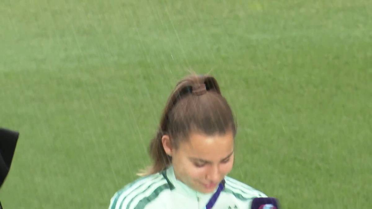 Mittelfeldspielern Lena Oberdorf wurde vor dem Abschlusstraining während des Interviews vom Sprinkler überrascht und nassgemacht. Sie nimmt es mit Humor und freut sich auf das Halbfinale gegen Frankreich. 