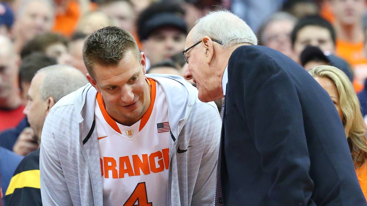 Seine Zukunft soll eigentlich außerhalb des American Footballs liegen. Hollywood und WWE reißen sich um den US-Superstar. Allein durch Werbung und Marketing nimmt er 2019 acht Millionen Dollar ein - und kassiert auch nach der NFL-Karriere kräftig ab