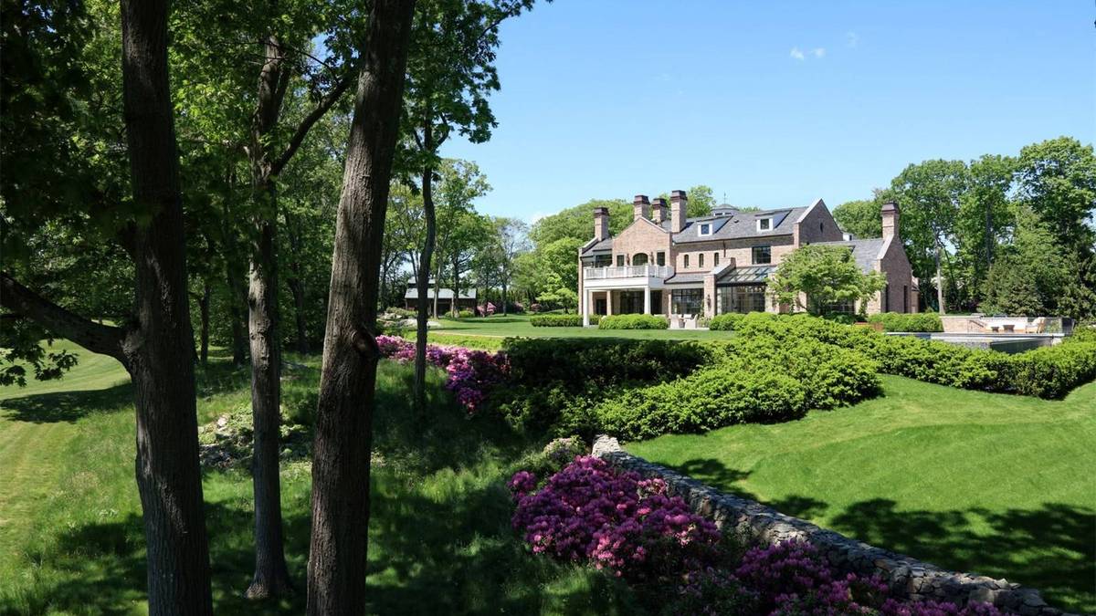 TOM BRADY: Die Villa, die der 42-Jährige mit seiner Model-Frau Gisele Bündchen (39) und den gemeinsamen Kindern bisher bewohnt, soll umgerechnet 35,2 Millionen Euro einbringen