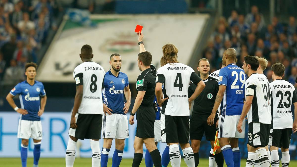 Bentaleb leistet sich nach einem Schubser von Lars Stindl einen Blackout und klopft dem Gladbacher mit der Hand an den Kopf