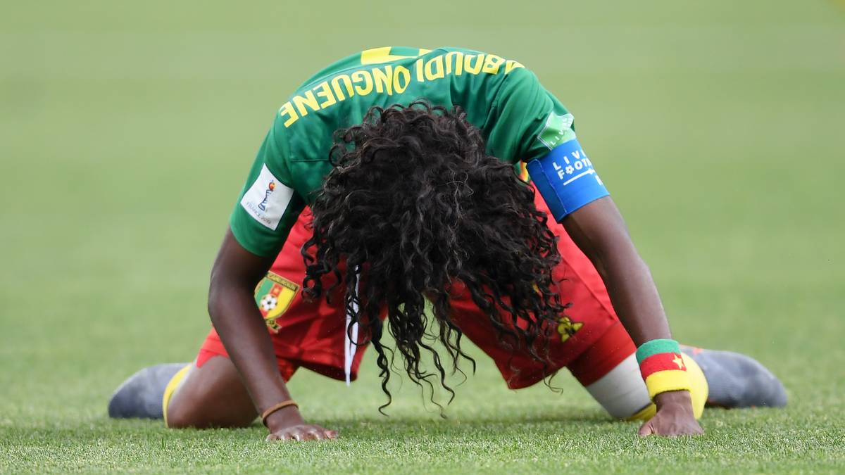 PLATZ 16 - KAMERUN: Die Afrikanerinnen schossen in einem wilden Spiel gegen Neuseeland das Siegtor in der Nachspielzeit und qualifizierten sich so noch für die K.o.-Runde. Mit dem Achtelfinale hat Kamerun sein Ziel mehr als erfüllt, die Partie gegen England ist ein Bonus. Gegen die starken Britinnen ist das Überraschungsteam aber wohl ohne echte Chance