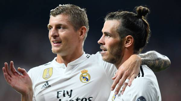 Real Madrid's Welsh forward Gareth Bale (R) celebrates scoring his team's second goal with Real Madrid's German midfielder Toni Kroos during the UEFA Champions League group G football match between Real Madrid CF and AS Roma at the Santiago Bernabeu stadium in Madrid on September 19, 2018. (Photo by GABRIEL BOUYS / AFP)        (Photo credit should read GABRIEL BOUYS/AFP/Getty Images)