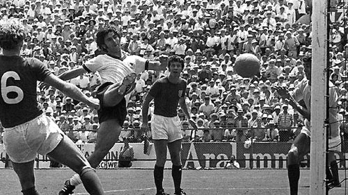 Dort trifft dann Gerd Müller (2.v.l.) zum 3:2-Endstand, die Wembley-Revanche ist geglückt. Deutschland steht im Halbfinale