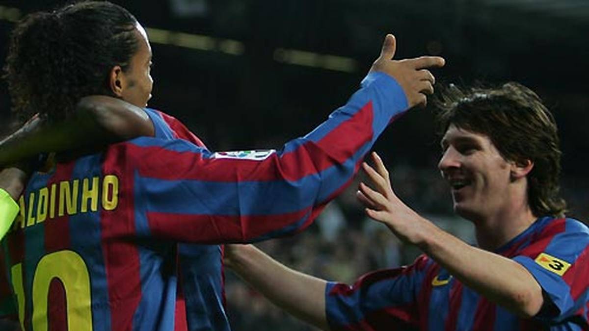 Da verneigt sich nicht nur der blutjunge Nachwuchsstar Messi (r.), sondern auch das Publikum in Madrid, das den besten Mann des Gegners mit stehenden Ovationen feiert. Diese Ehre erweisen die Anhänger der Königlichen bis dahin nur Diego Maradona