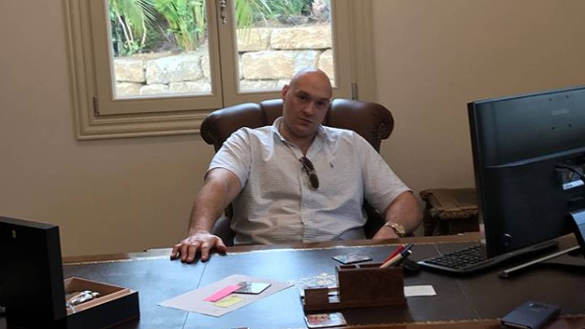 Hier sitzt Fury wie der Boss am Schreibtisch. Wo seine neue Bleibe ist, wird nicht ganz klar, britische Medien spekulieren aber: Die großzügige Villa befindet sich in Spanien