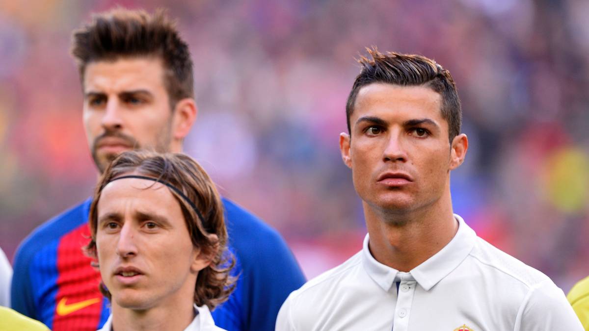 Ernste Miene auch bei Weltfußballer Cristiano Ronaldo (r). Teamkollege Luka Modric (M.) und Barca-Verteidiger Gerard Pique (l.) reihen sich neben ihn ein