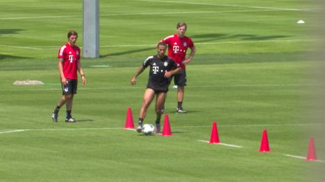 Hansi Flick äußert sich zu den Kritikern von Thiago und schwärmt von den Qualitäten des Spaniers. SPORT1-Bayern-Reporter Stefan Kumberger berichtet von der Säbener Straße.