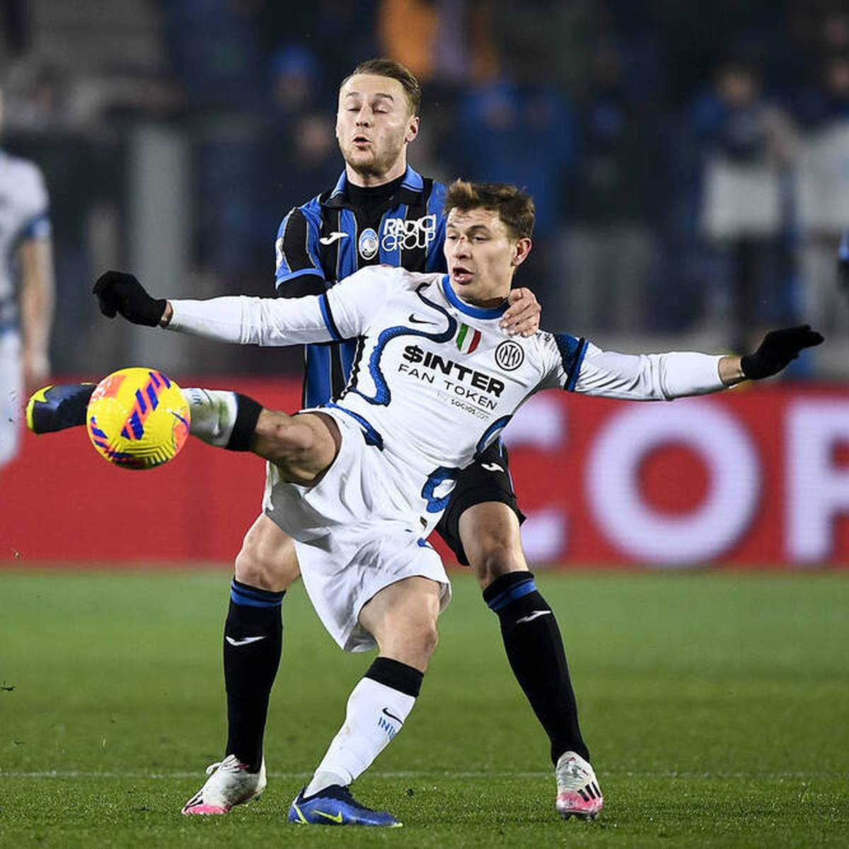 Italiens Fußballmeister Inter Mailand muss um die Tabellenführung bangen.