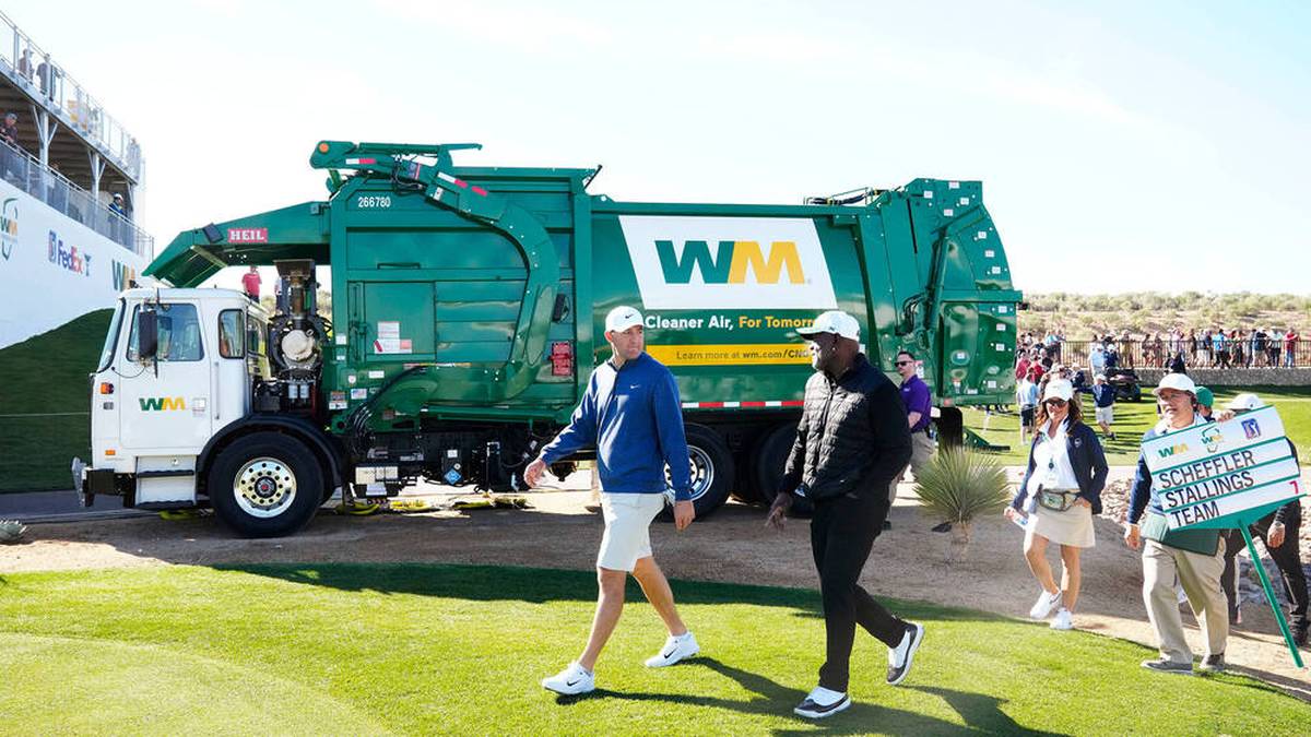 Der Titelsponsor der WM Phoenix Open, ein Abfallunternehmen, präsentiert auf dem Kurs seine Gerätschaften