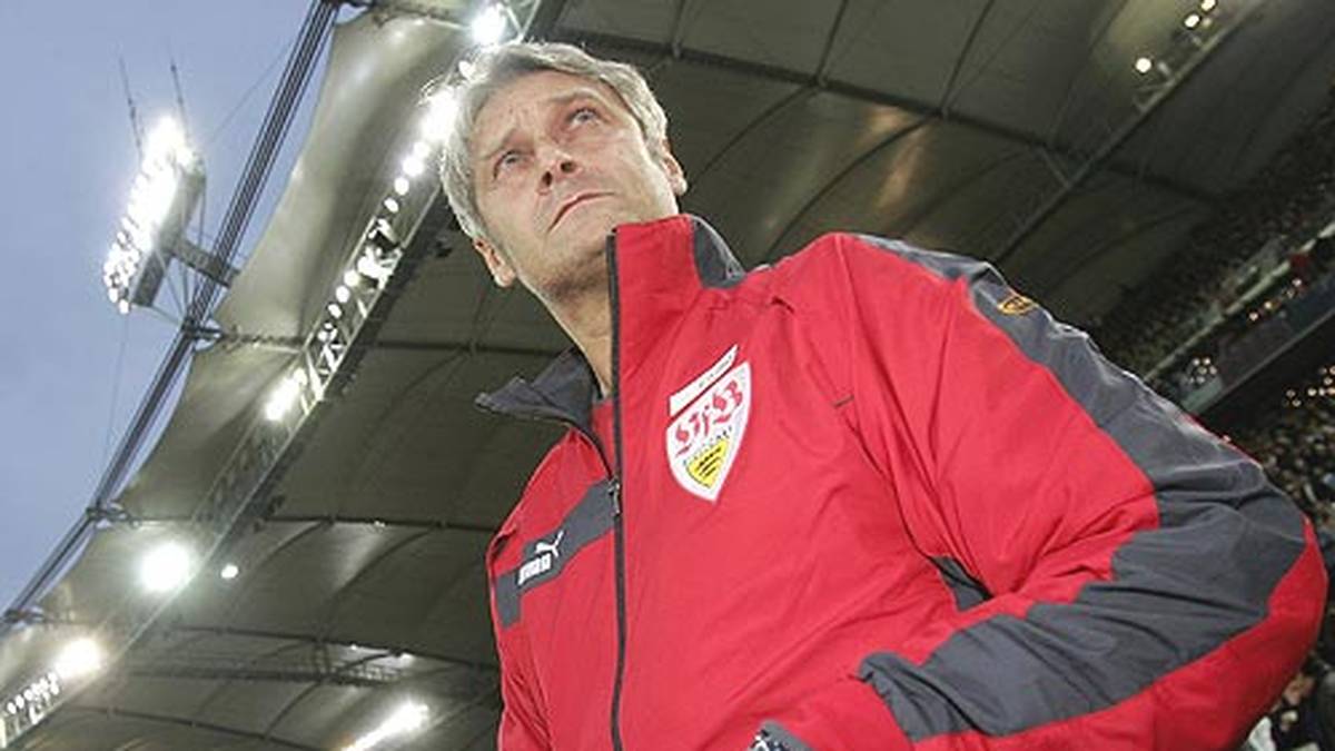 Trotzdem tritt Veh im Februar 2006 die Nachfolge von Giovanni Trapattoni beim VfB Stuttgart an. Im April 2006 gibt der Verein bekannt, dass der ursprünglich bis Juni 2006 laufende Kontrakt mit Veh bis zum Sommer 2007 verlängert wird. Die erste Halbserie in Stuttgart verläuft jedoch schwierig für Veh. Er scheidet mit seiner Mannschaft im UEFA-Pokal aus und landet in der Bundesliga nur auf Rang 9