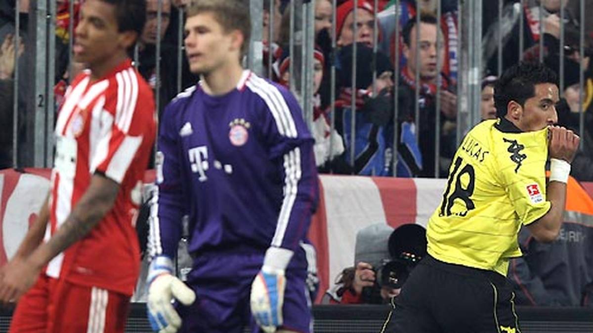 Die Dortmunder spielen von Beginn an wie entfesselt und gehen durch Lucas Barrios (r.) schon früh in Führung.
                  