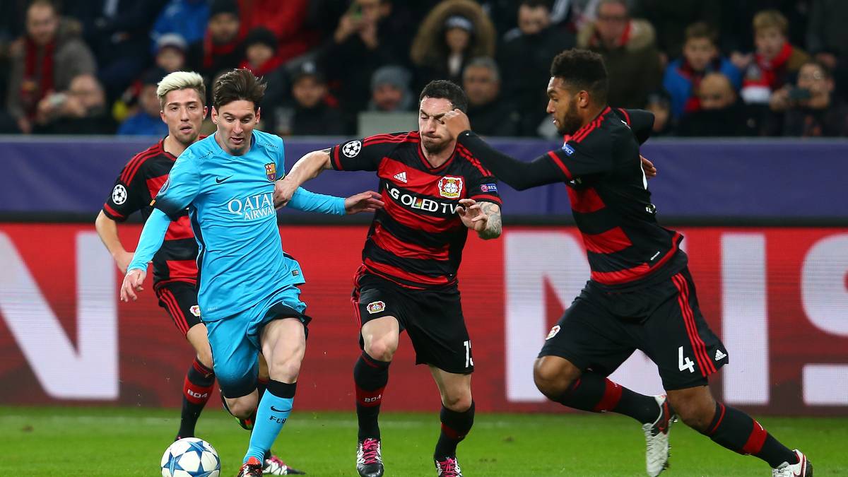 Aber was macht eigentlich der beste Fußballer des Planeten? Lionel Messi (l.) wird zunächst ganz ordentlich abgeschirmt, hier von Jonathan Tah und Roberto Hilbert (r.) in Gemeinschaftsproduktion