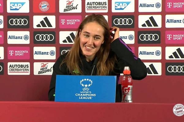 Mit diesem Witz sorgt Bayern-Spielerin Lohmann für Lacher auf PK