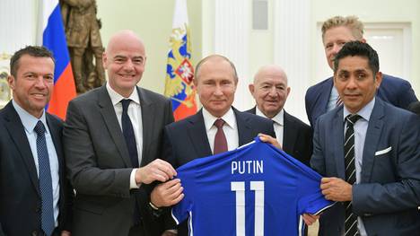 Lothar Matthäus (links) wurde als eine von mehreren FIFA-Legenden von Wladimir Putin (Mitte) im Kreml empfangen