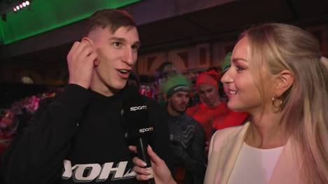 Nico Schlotterbeck ist das zweite Mal im Ally Pally und fiebert seit Jahren mit dem Darts-Sport. Besonders auf die Stimmung freut sich der BVB-Innenverteidiger.