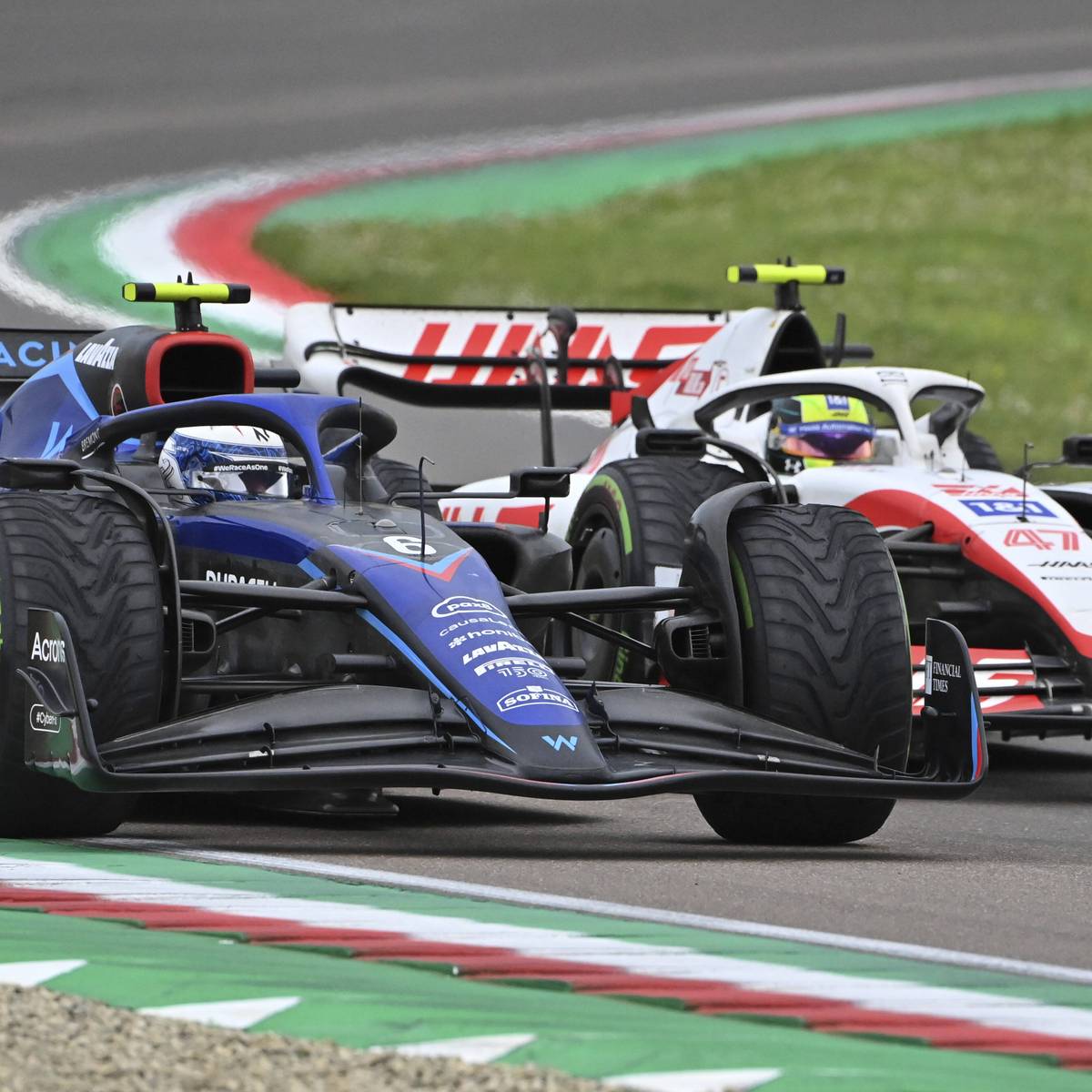 Mick Schumacher gehen die Optionen aus. Nur noch die Cockpits von Haas und Williams sind wohl in der Verlosung. Während sich Williams mit einer Entscheidung Zeit lässt, weiß SPORT1, dass er bei Haas neben einem Konkurrenten in der engeren Auswahl ist. 